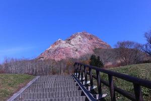 en el monte showa shinzan volcán activo con cielo azul en hokkaido foto