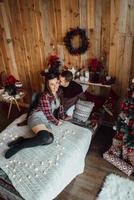 chico y chica celebran el año nuevo juntos y se dan regalos foto