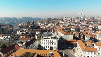 Panorámica de imágenes de drones aéreos de 4 k de la hermosa ciudad costera de porto en el noroeste de portugal. video