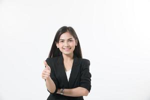 Empresaria asiática sosteniendo Thumbs up sobre fondo blanco.