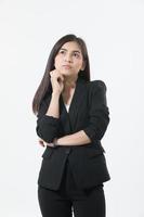 Mujer asiática en traje sobre fondo blanco. foto