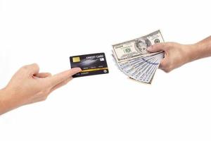 Dos manos masculinas con tarjeta de crédito y una donación de dólares para intercambiar el concepto de pago digital empresarial