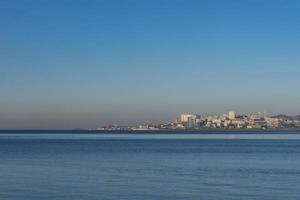 paisaje marino con vistas a la costa y la arquitectura de la ciudad foto