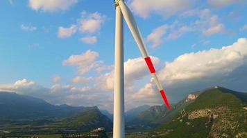 vlieg van dichtbij langs een windturbine