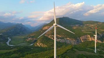 windturbines die tegen de bergen zijn geworpen