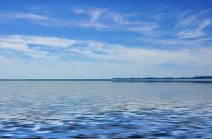 paisaje marino con una gran playa de guijarros y un mar azul en el horizonte foto