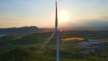 rotierende Windkraftanlage bei Sonnenuntergang video