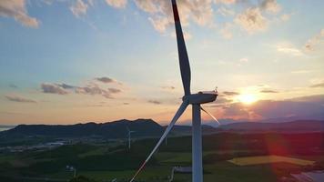 windturbines bij zonsondergang video