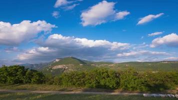 correndo nuvens sobre as montanhas video