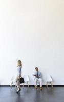 Vista vertical de personas en una sala de espera con espacio de copia foto