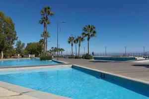 Relajante zona costera con piscinas y palmeras en Limassol, Chipre foto