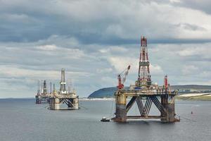 Grandes plataformas de perforación petrolera en alta mar frente a la costa cerca de invergordon en Escocia foto