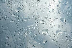 Gotas de lluvia de agua sobre el cristal de la ventana de un coche foto