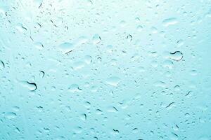 Gotas de lluvia de agua sobre el cristal de la ventana de un coche foto