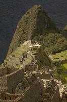 La gente que visita la ciudad inca perdida de Machu Picchu cerca de Cusco en Perú foto