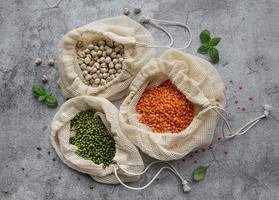 bolsas ecológicas con diferentes tipos de legumbres foto