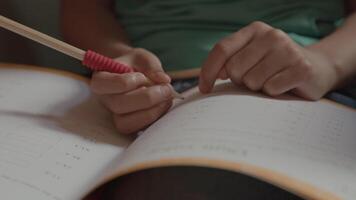 garçon faisant des maths dans un fauteuil video