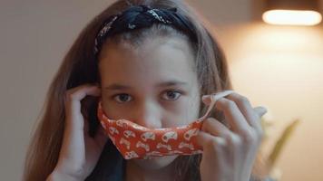 Mädchen setzt Gesichtsmaske auf video