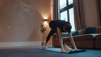 mujer haciendo ejercicios de yoga en el salón video