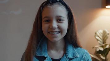 Mädchen lächelt in Kameraobjektiv video