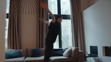 kvinna gör yogaövningar i vardagsrummet video