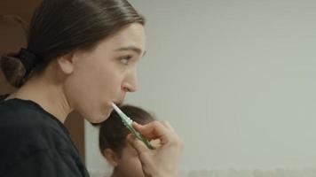 kvinna och flicka borsta tänderna i badrummet video