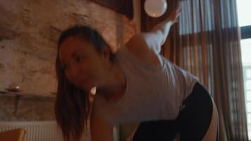 kvinna lyft hantel och arm i vardagsrummet video