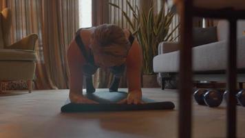 Frau, die Übung auf dem Boden des Wohnzimmers macht video