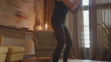 femme, faire, squat, exercice, dans, salle de séjour video