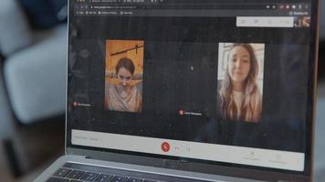 dos mujeres en la pantalla del portátil durante la reunión en línea