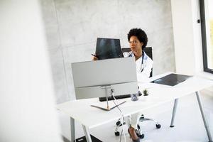 doctor en oficina mirando una radiografía foto