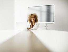 mujer trabajando en oficina moderna