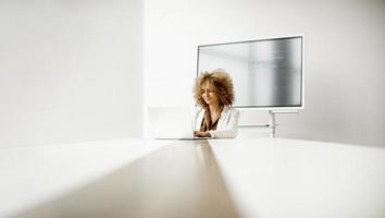 mujer trabajando en una computadora portátil con espacio de copia foto
