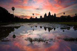 Amanecer mágico y un cielo cambiante en el templo de Angkor Wat en Siem Reap, Camboya