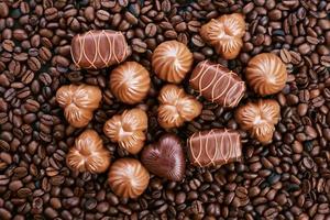 caramelos de chocolate y café foto