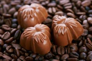 caramelos de chocolate y café foto