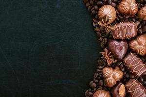 caramelos de chocolate sobre un fondo oscuro foto