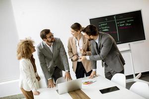 gente de negocios trabajando juntos en la oficina foto