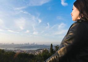 chica mirando hacia el lado europeo de la ciudad de uskudar, turquía foto