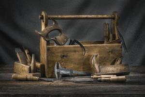 Bodegón con caja de herramientas de carpintería vintage de madera vieja