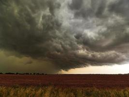 La corriente descendente del flanco trasero de una tormenta eléctrica que pasa sobre los campos en Texas foto