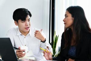 dos jóvenes ejecutivos de empresas discuten cómo cambiar su concepto empresarial para aumentar las ganancias y la solidez de su negocio. foto