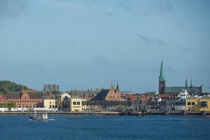 Vista de Helsingor o Elsinore desde el estrecho de Oresund en Dinamarca
