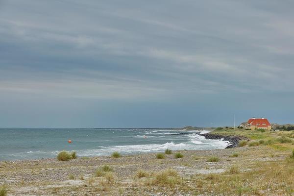 https://static.vecteezy.com/system/resources/thumbnails/002/418/626/small_2x/seaside-and-landscape-near-town-of-skagen-in-denmark-photo.jpg