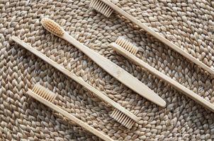 cepillo de dientes de bambú ecológico foto