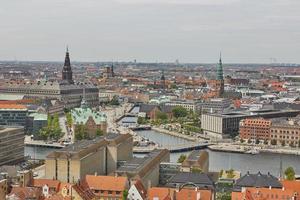 Horizonte de la ciudad escandinava de Copenhague en Dinamarca durante un día nublado foto