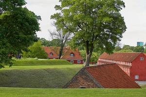 Casas rojas en la histórica fortaleza kastellet en Copenhague