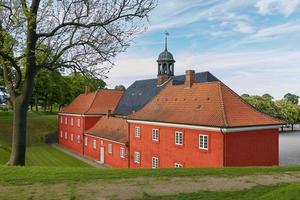 Casas rojas en la histórica fortaleza kastellet en Copenhague foto