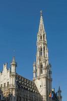 Detalle de la torre del ayuntamiento en Brussele, Bélgica