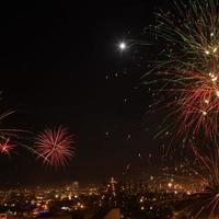 fuegos artificiales de nochevieja en la ciudad de arequipa perú foto